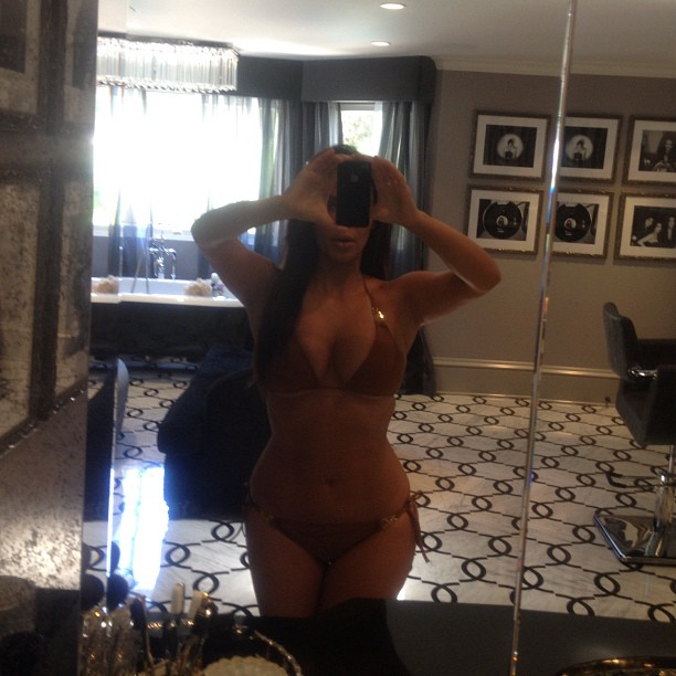 Kim Kardashian en bikini por el Twitter